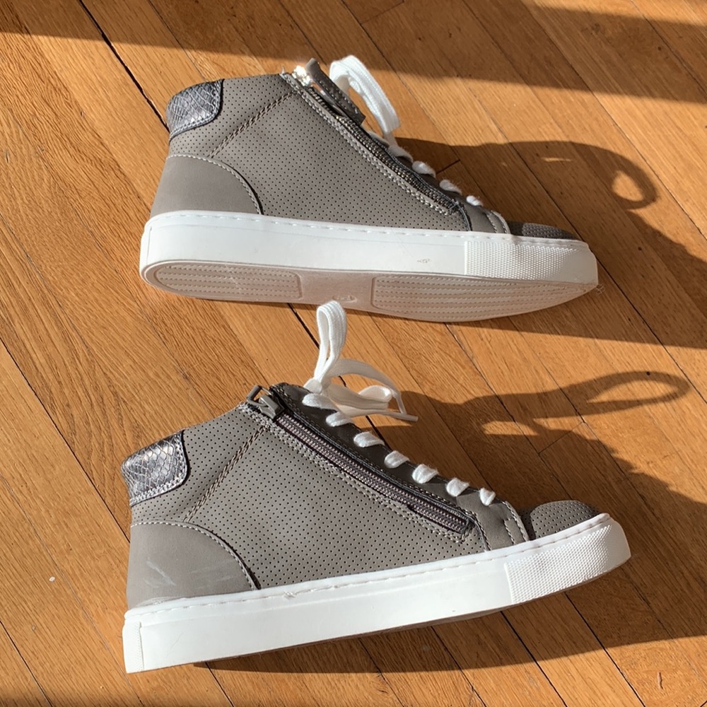Universal Thread Army Green High Top Sneaker w Zippers